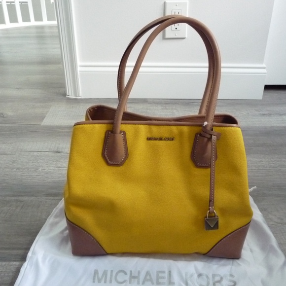Michael Kors Mercer Gallery Medium Satchel in Jasmine Yellow - Picture 1 of 6